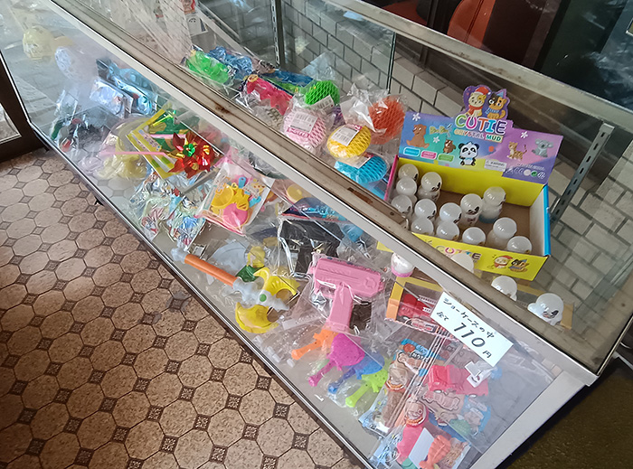 店内出入口付近におもちゃが販売